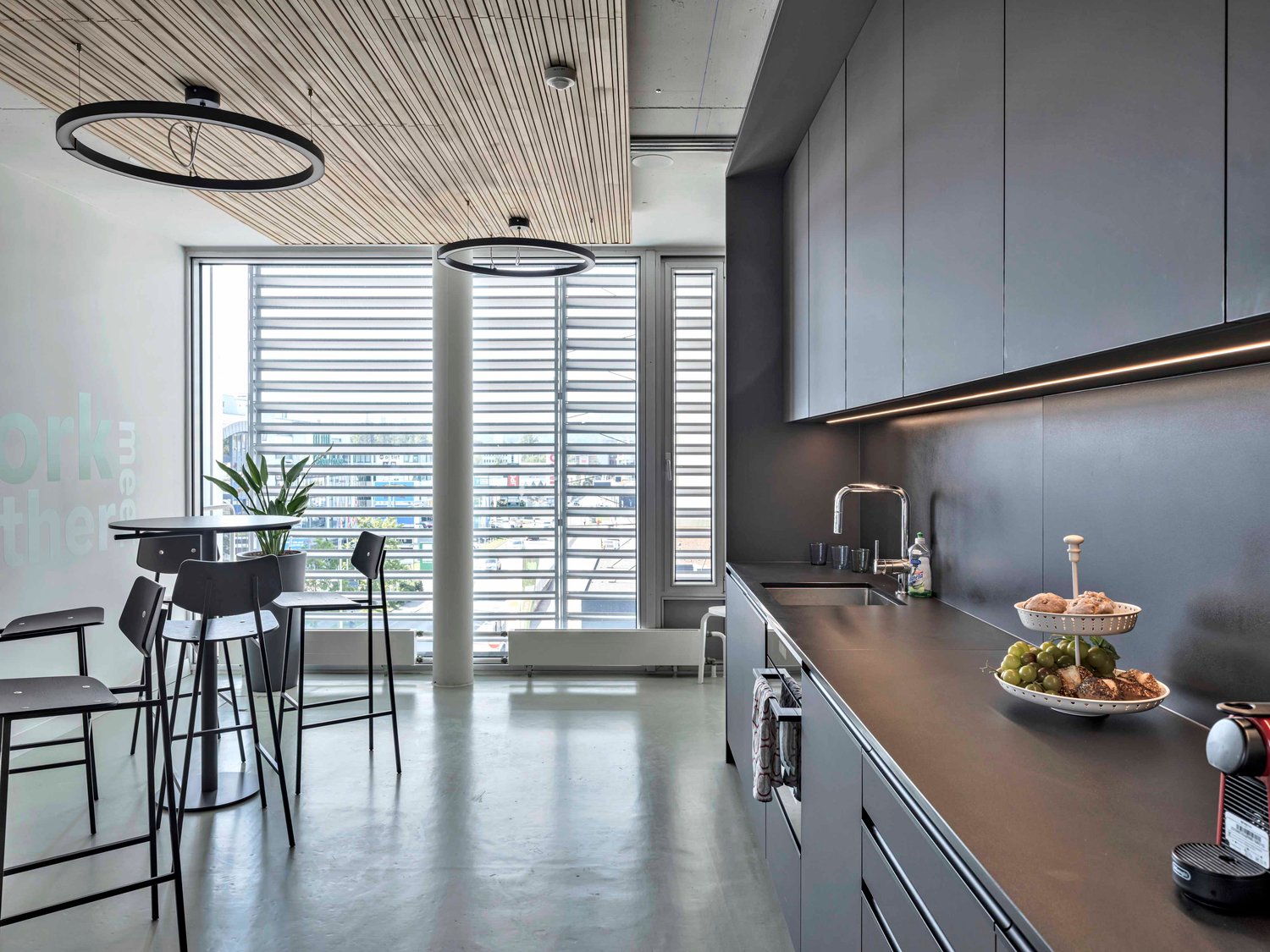 714m² office