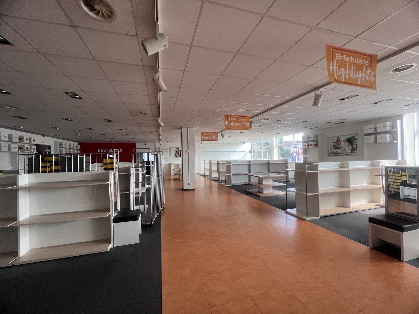 630m² shop