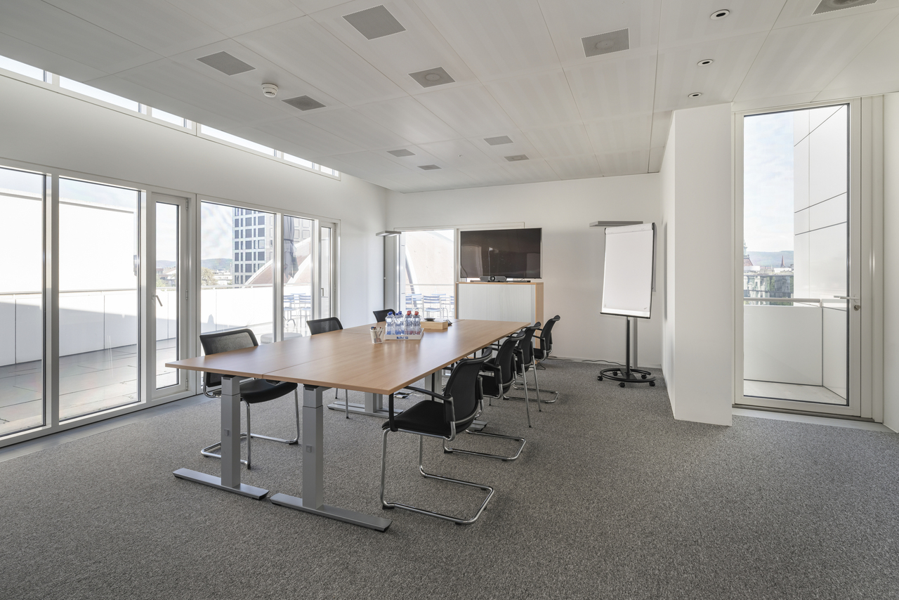 700m² office