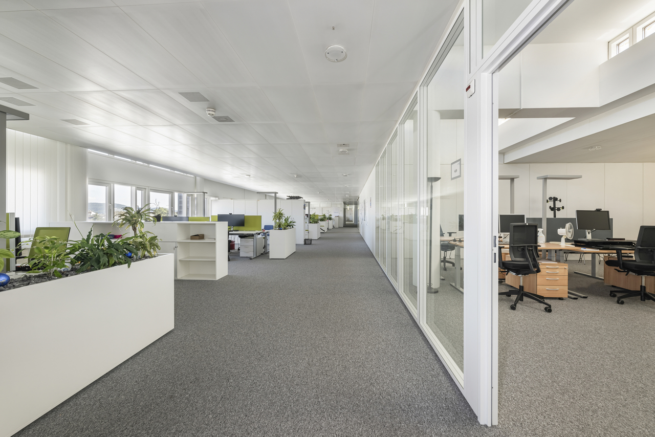 700m² office