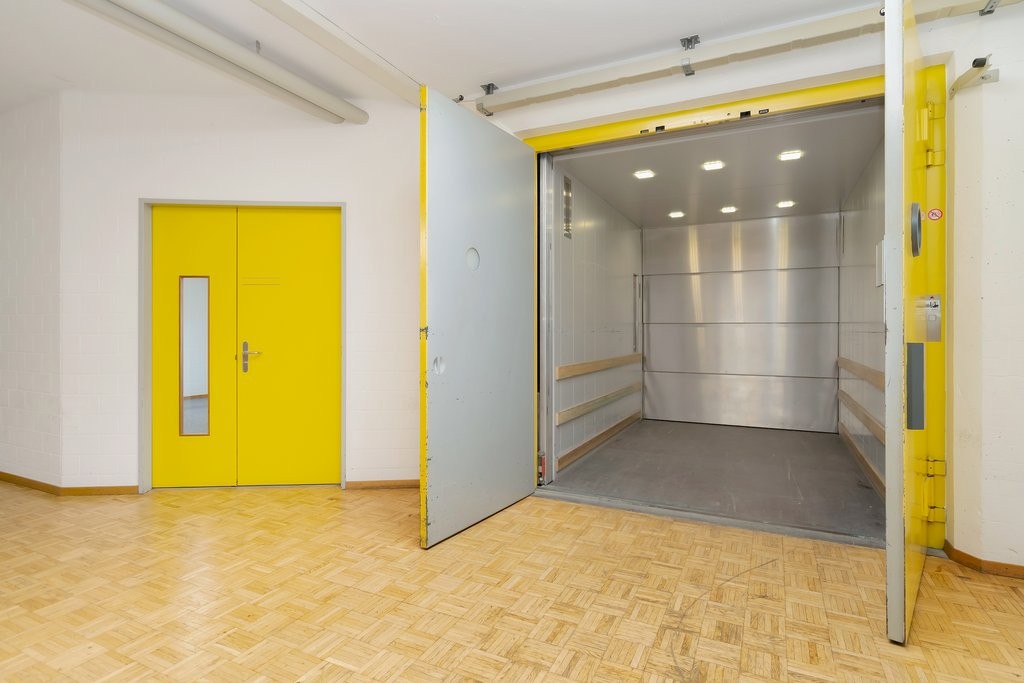 120m² office