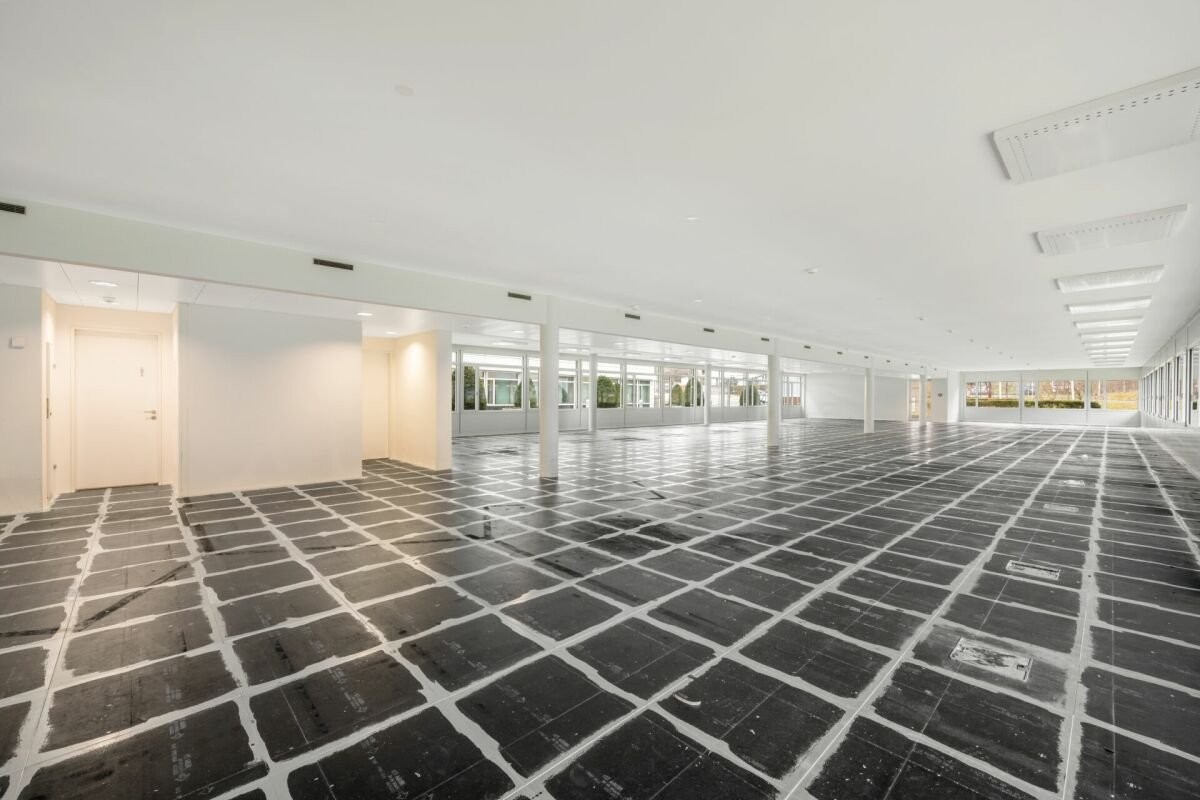 300m² office
