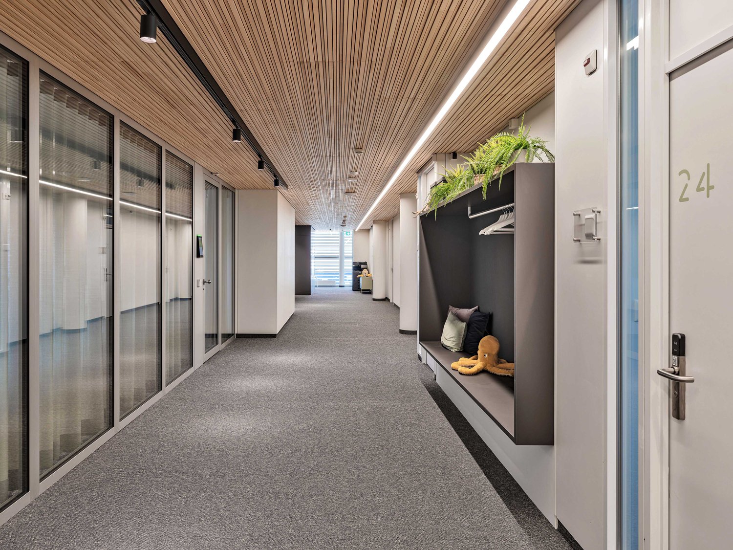 328m² office