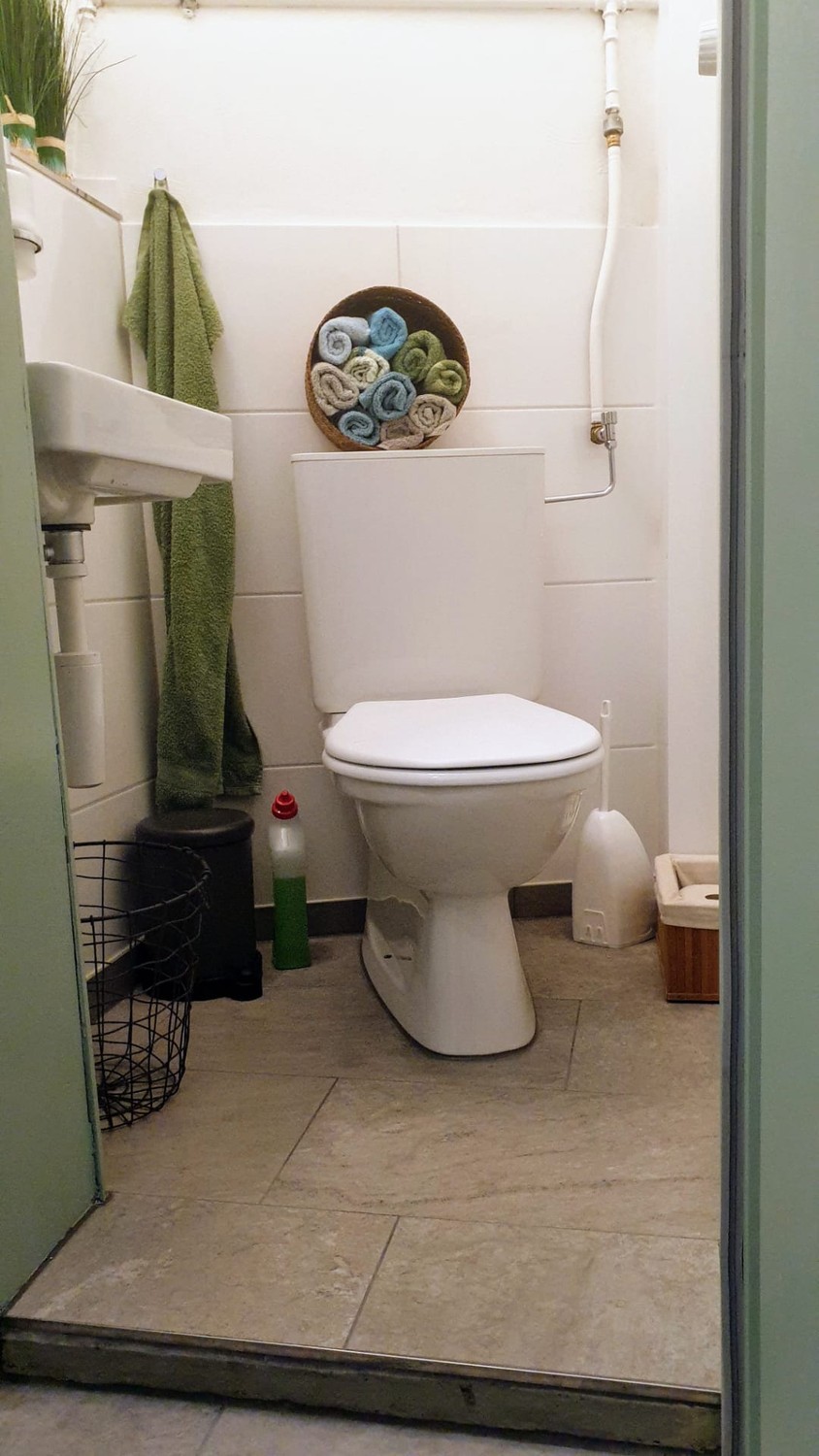 Studio de 30.45 m2 à louer selon accord. La pièce dispose d'une grande fenêtre donnant sur le jardin et fait partie de 3 studios au rez-de-chaussée. Le rez-de-chaussée a été entièrement aménagé en 2020 et est bien isolé. Chaque studio a accès à Internet aux frais du locataire.