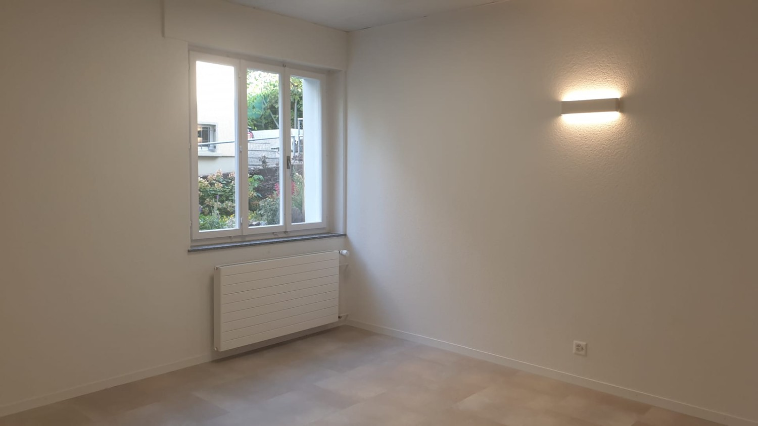 Studio de 30.45 m2 à louer selon accord. La pièce dispose d'une grande fenêtre donnant sur le jardin et fait partie de 3 studios au rez-de-chaussée. Le rez-de-chaussée a été entièrement aménagé en 2020 et est bien isolé. Chaque studio a accès à Internet aux frais du locataire.