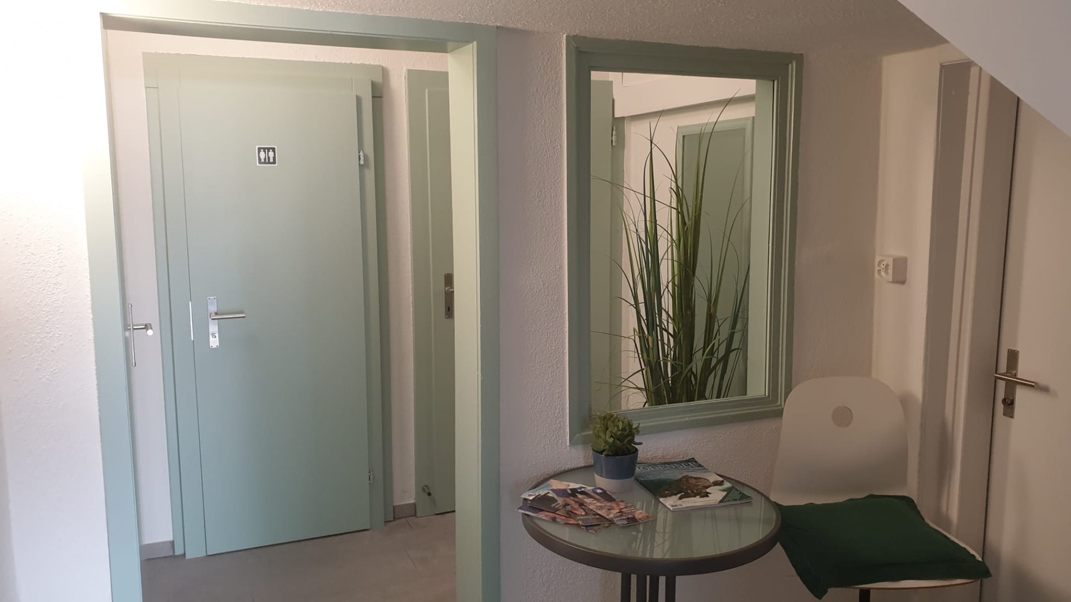 Studio de 30.45 m2 à louer selon accord. La pièce dispose d'une grande fenêtre donnant sur le jardin et fait partie de 3 studios au rez-de-chaussée. Le rez-de-chaussée a été entièrement aménagé en 2020 et est bien isolé. Chaque studio a accès à Internet aux frais du locataire.