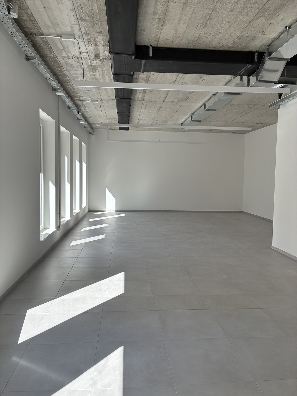 77m² commercial