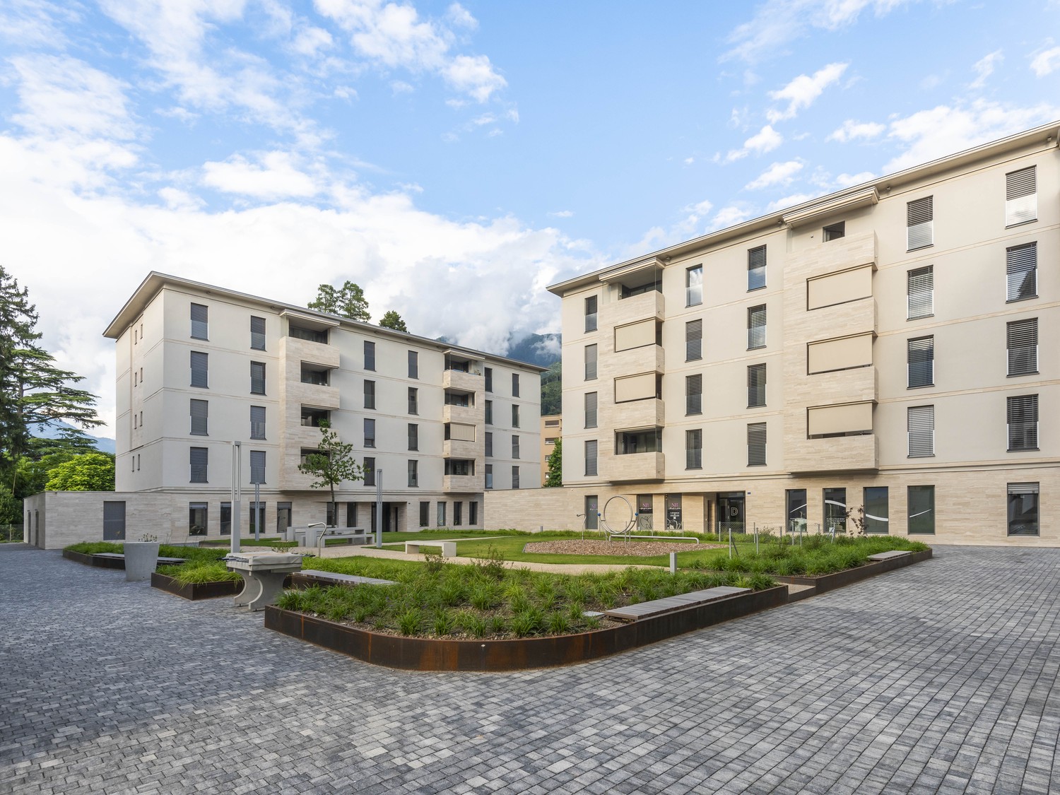 77m² commercial