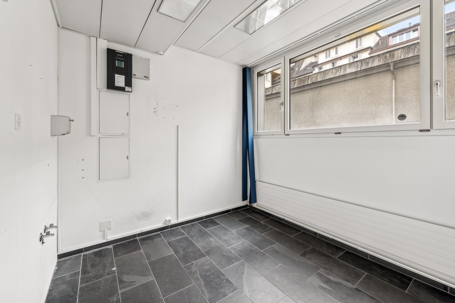 148m² shop