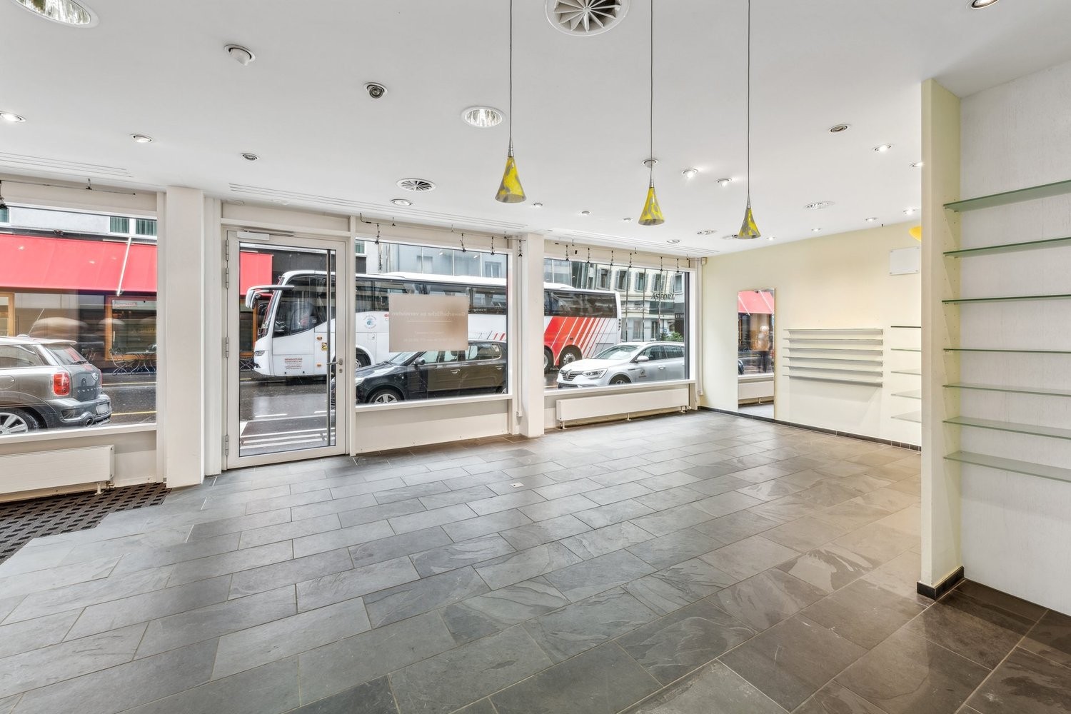 148m² shop