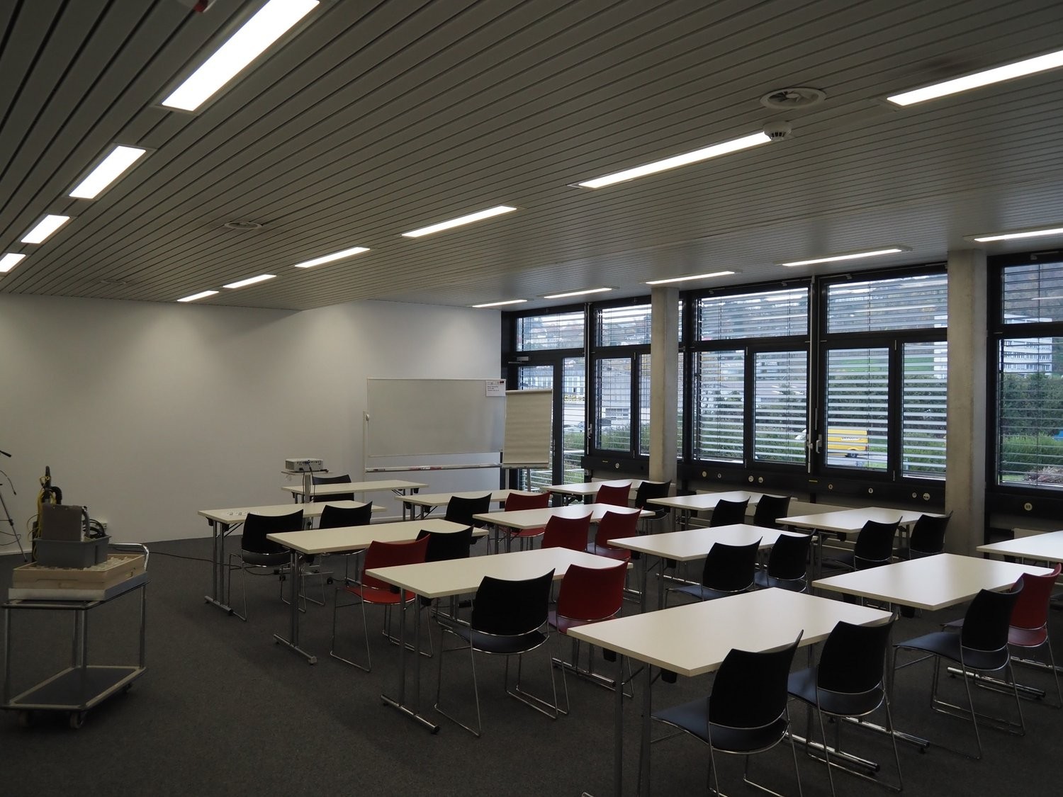 93m² office