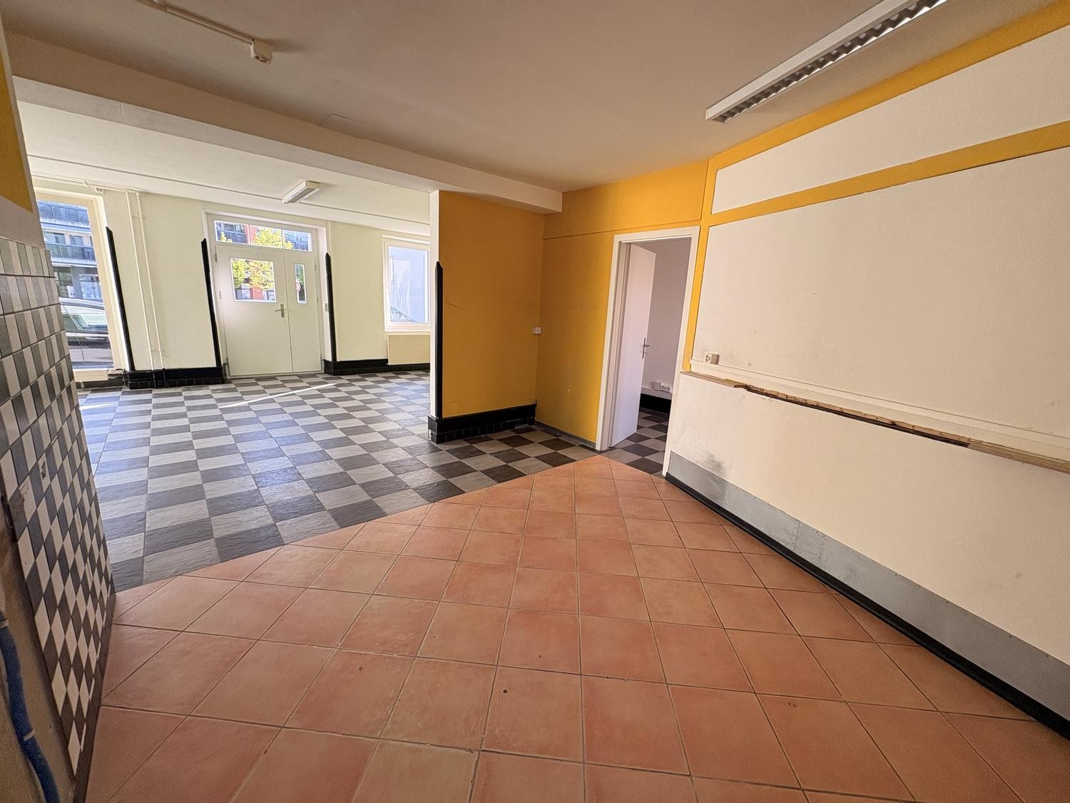 66m² shop