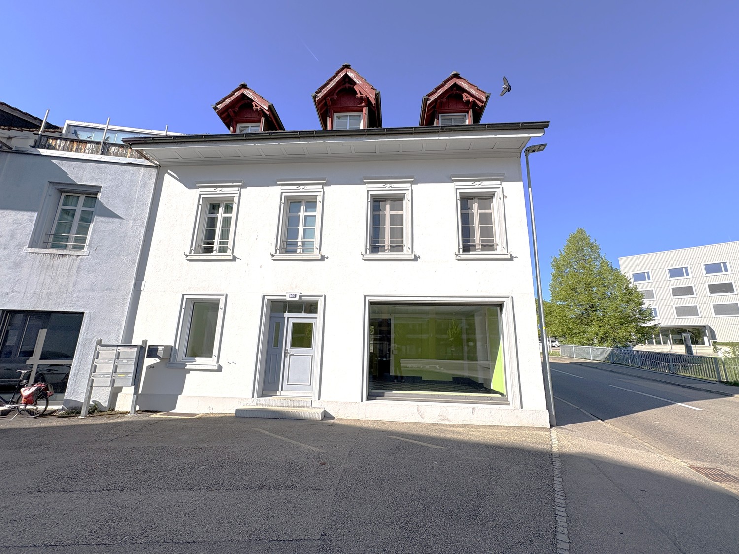 66m² shop