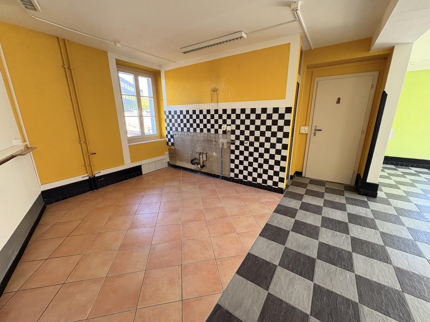 66m² shop