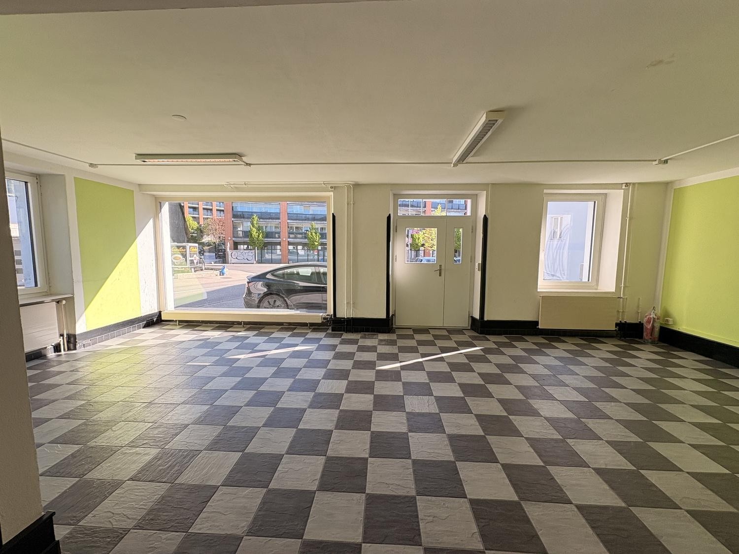 66m² shop