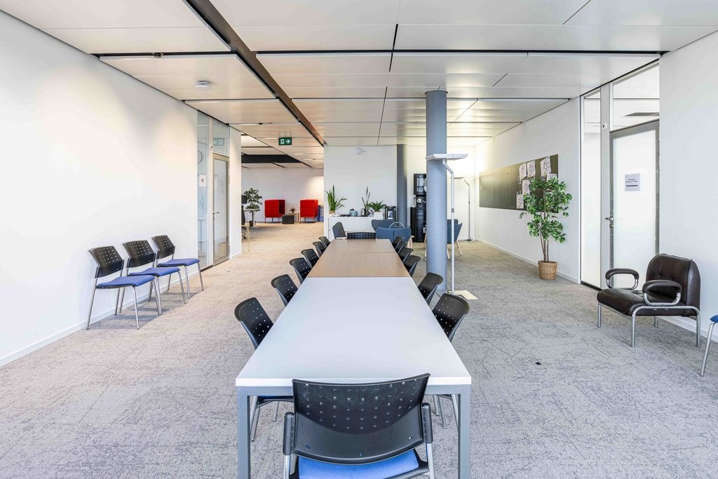559m² office