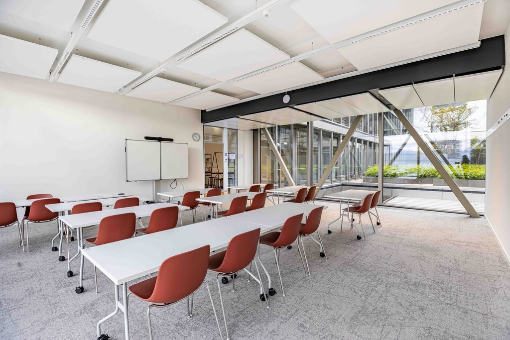 559m² office