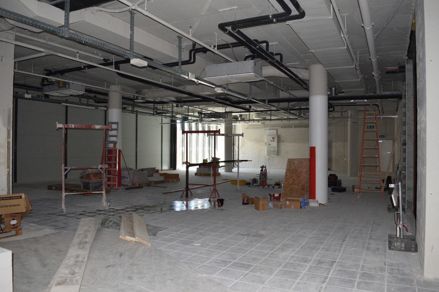 390m² shop