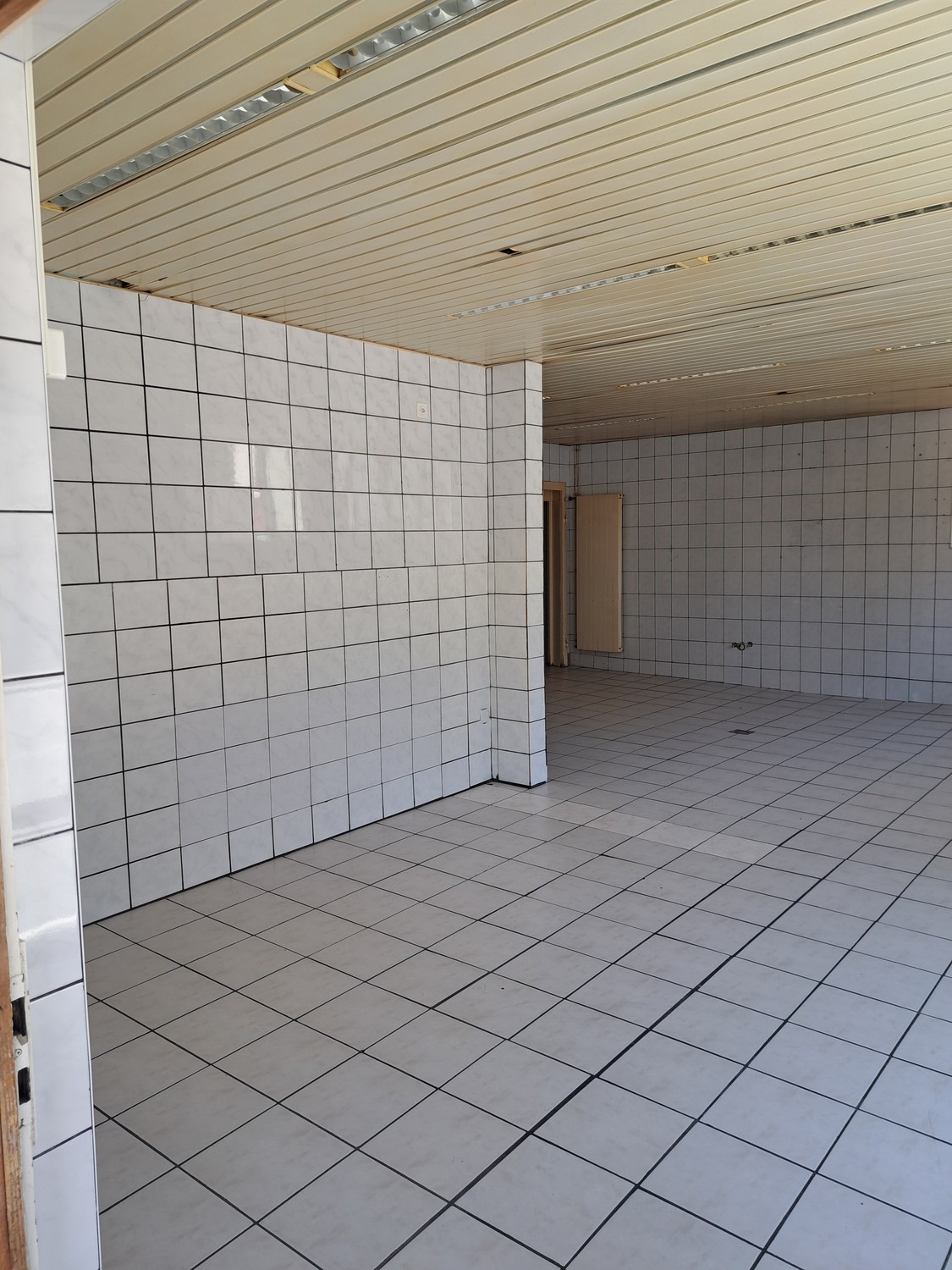85m² commercial