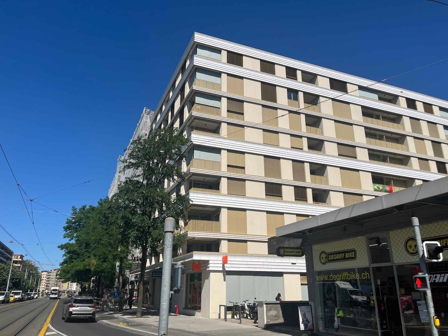 232m² arcade