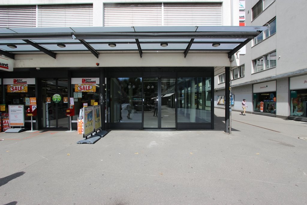 189m² shop