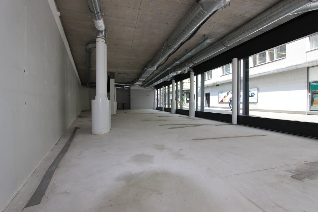 189m² shop