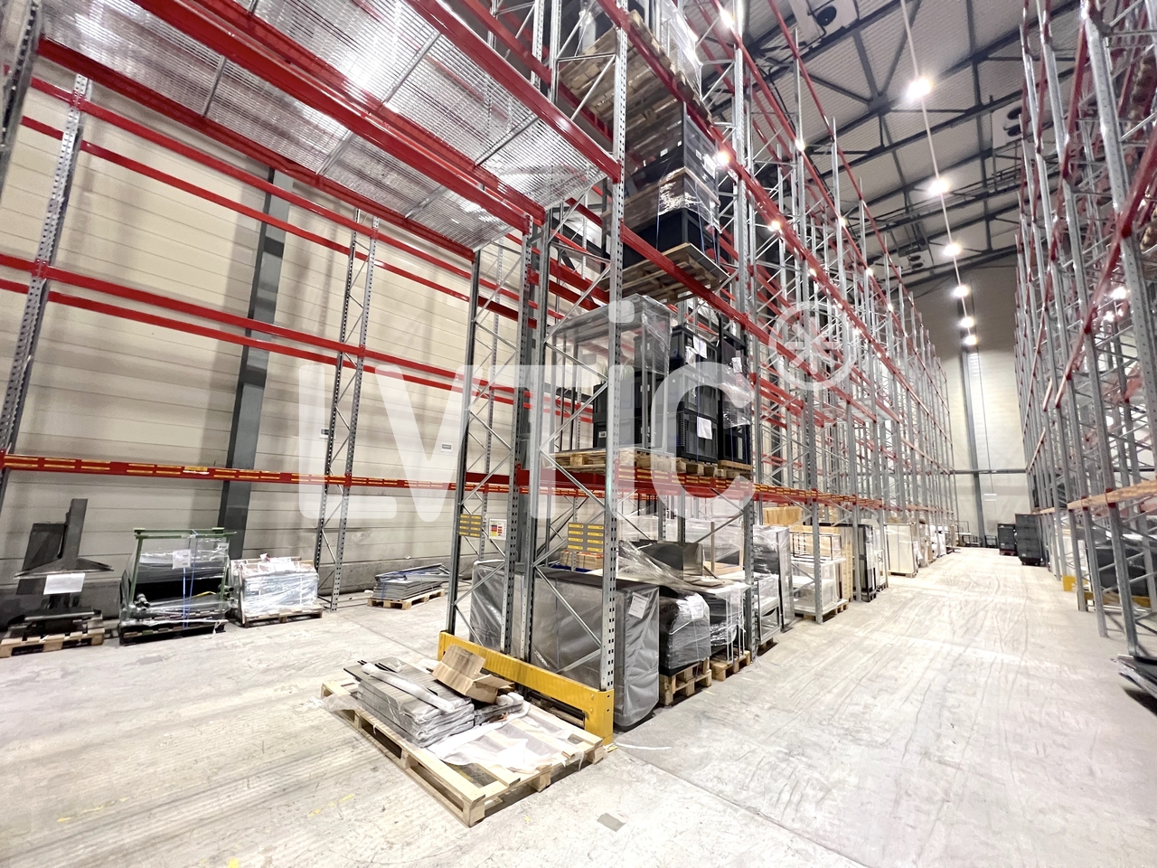2200m² storage room