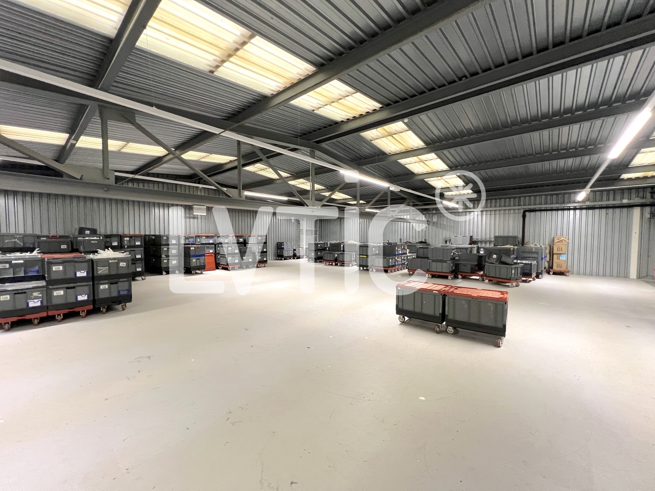 2200m² storage room
