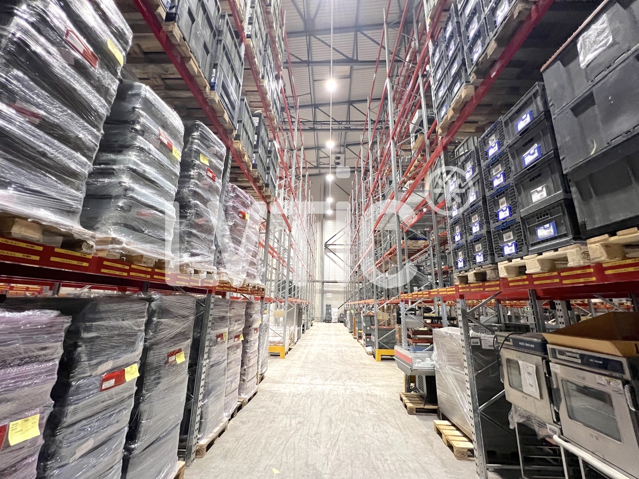 2200m² storage room