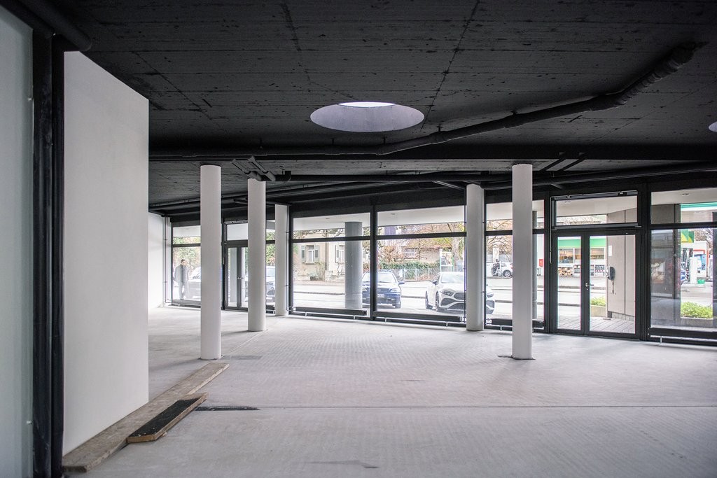 179m² shop