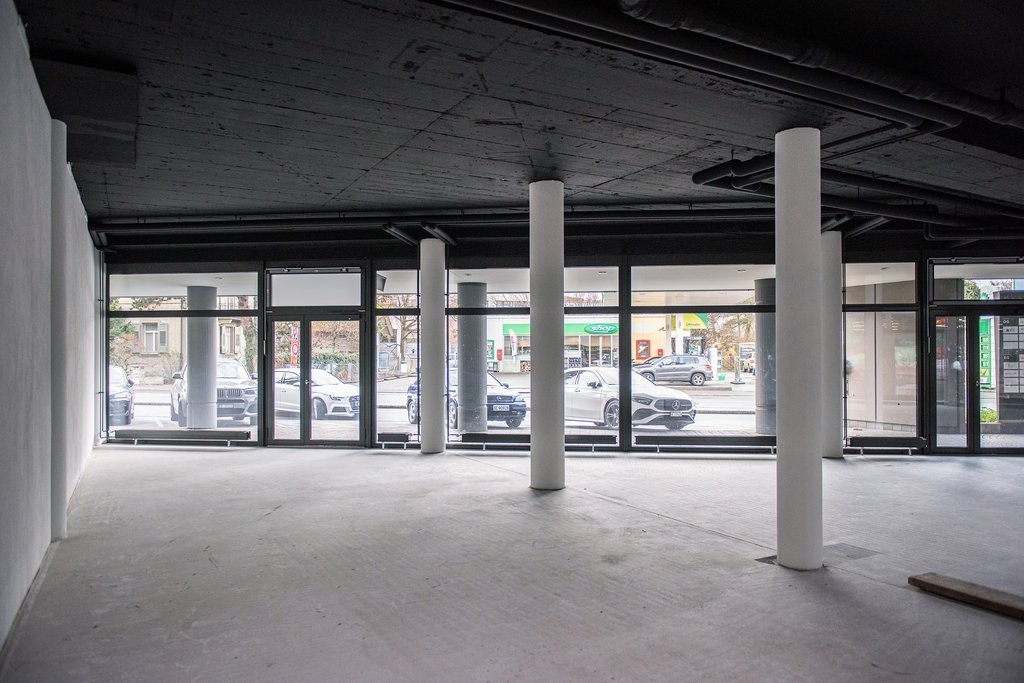 179m² shop