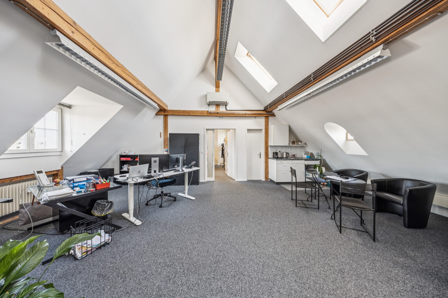 606m² office