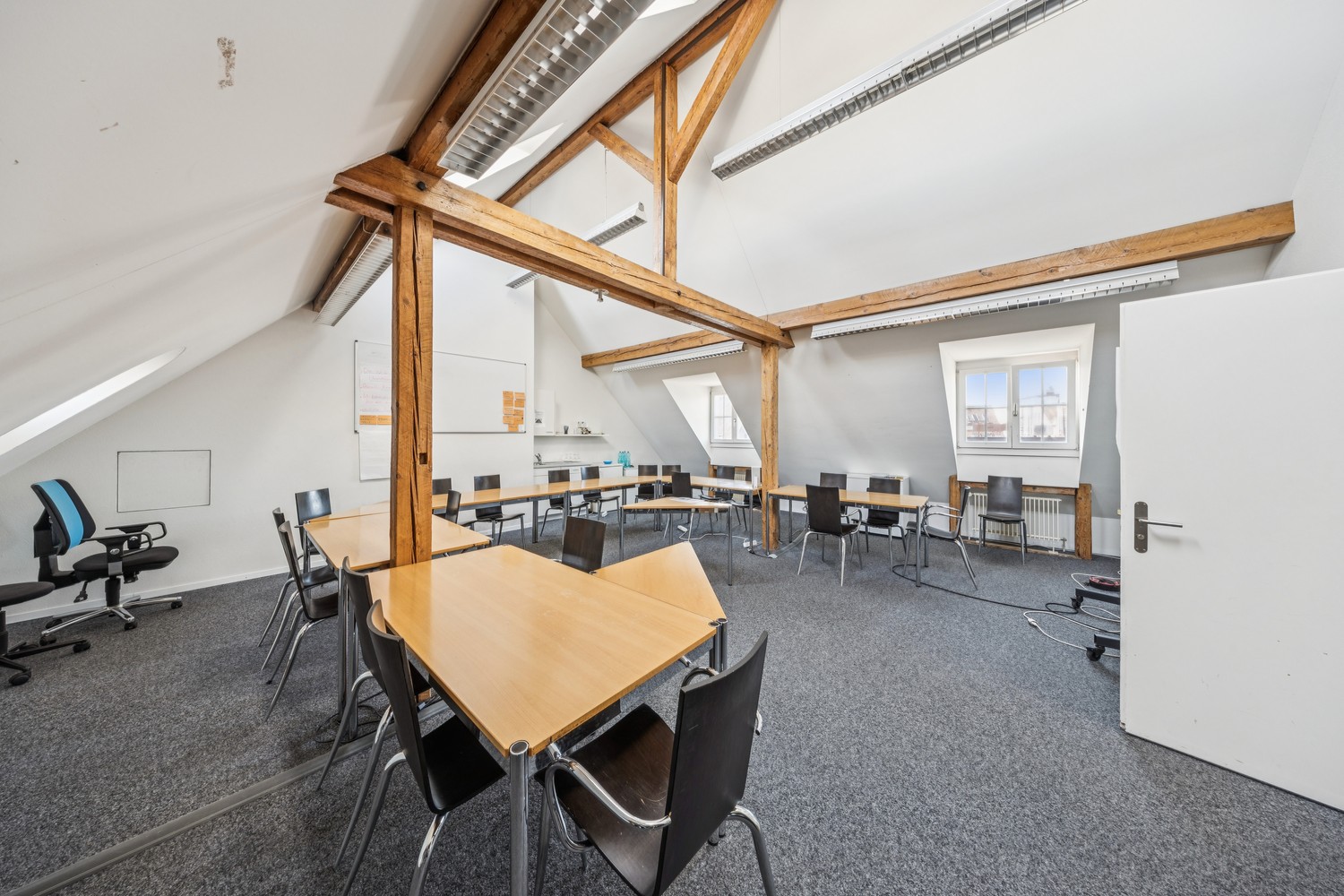 606m² office