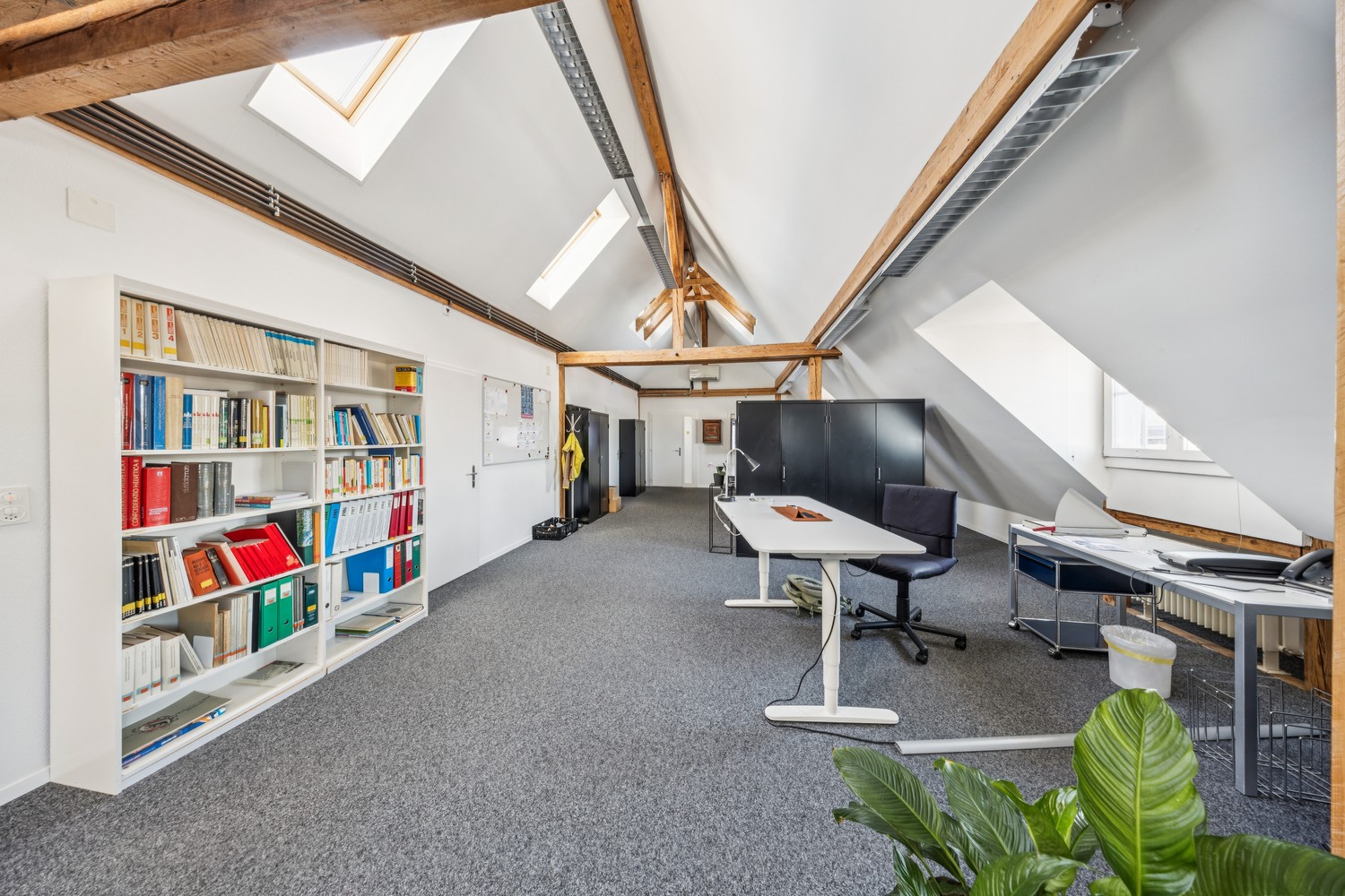 606m² office