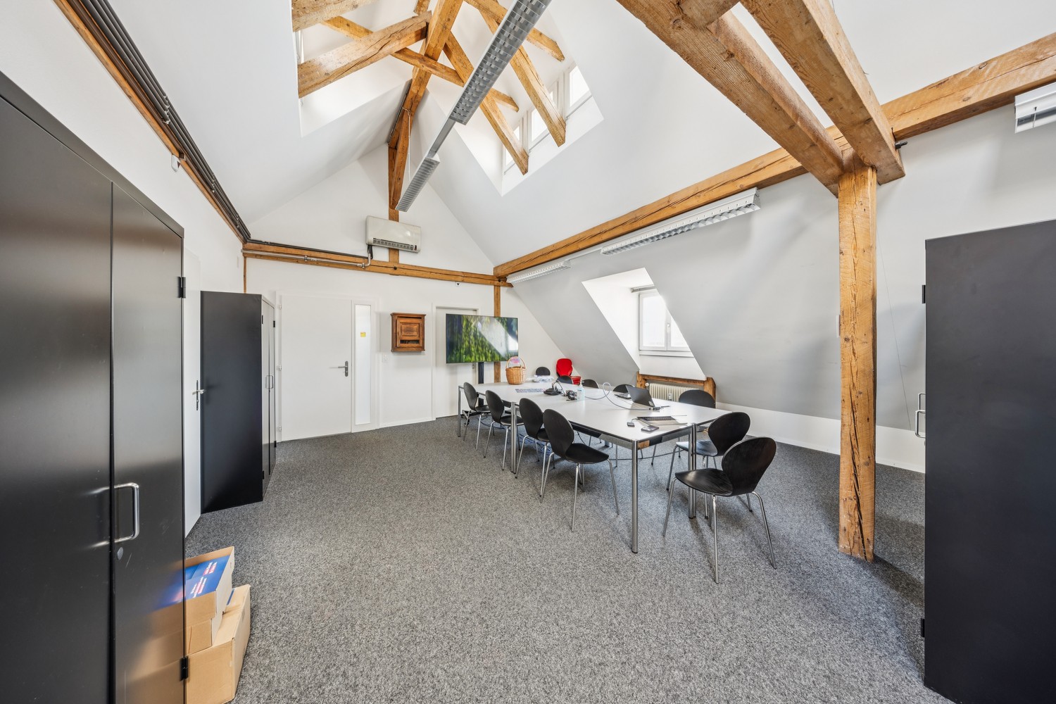 606m² office