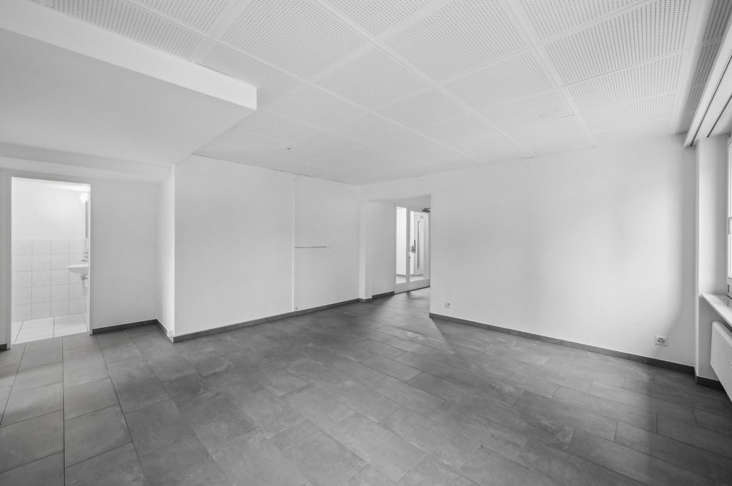 80m² office