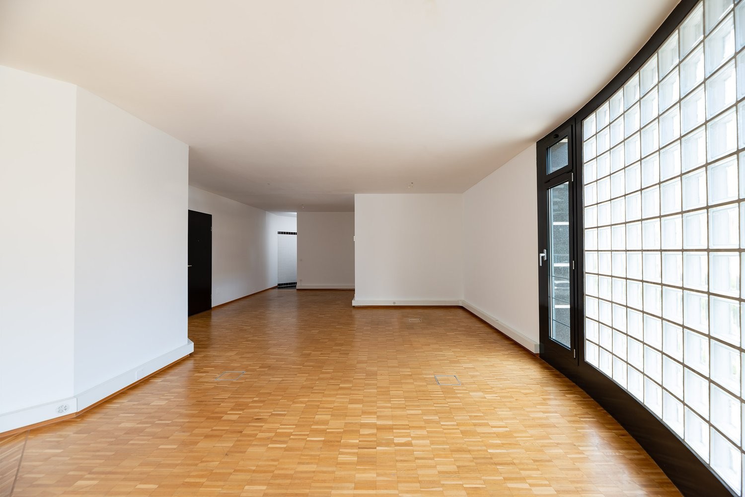 87m² office