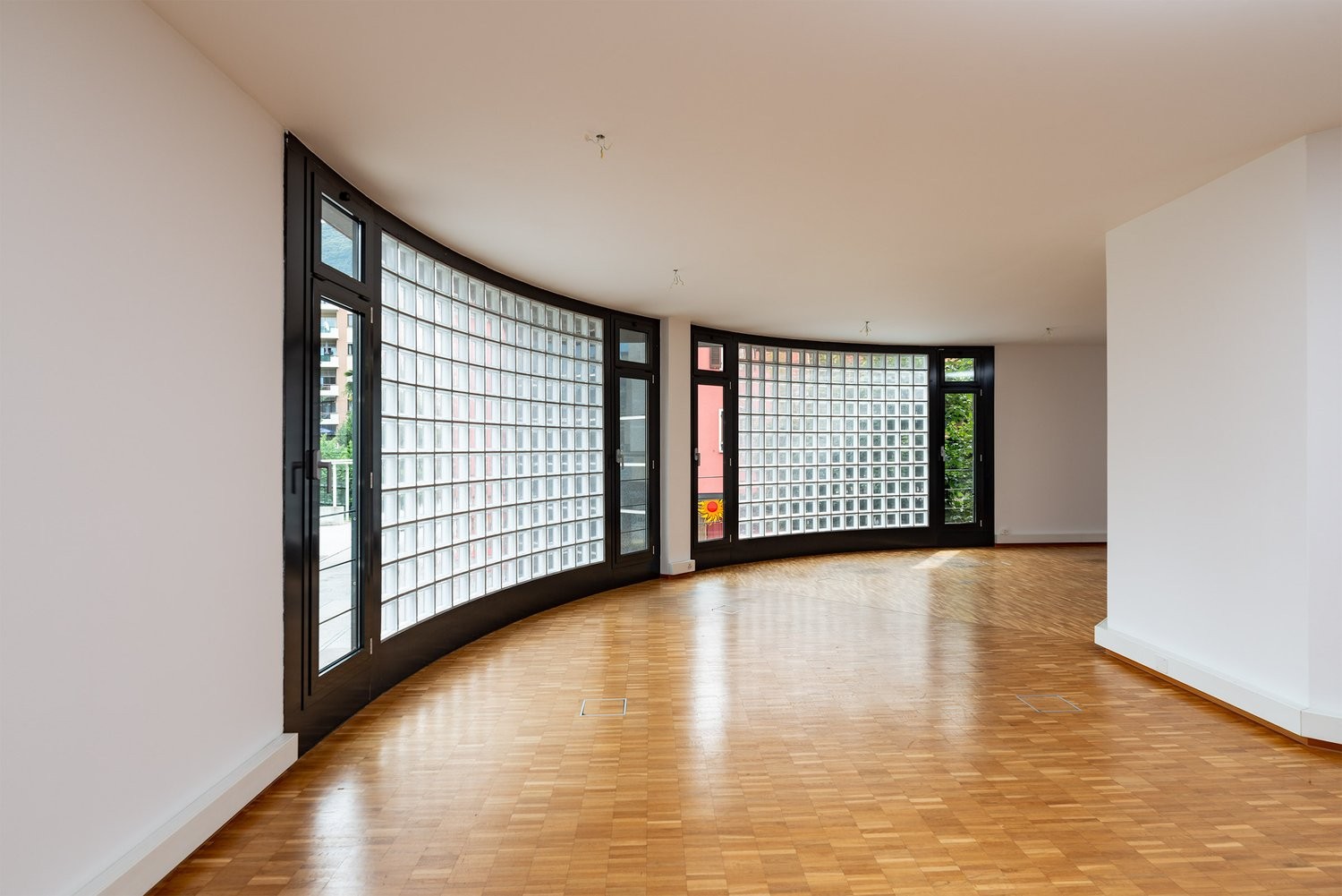 87m² office