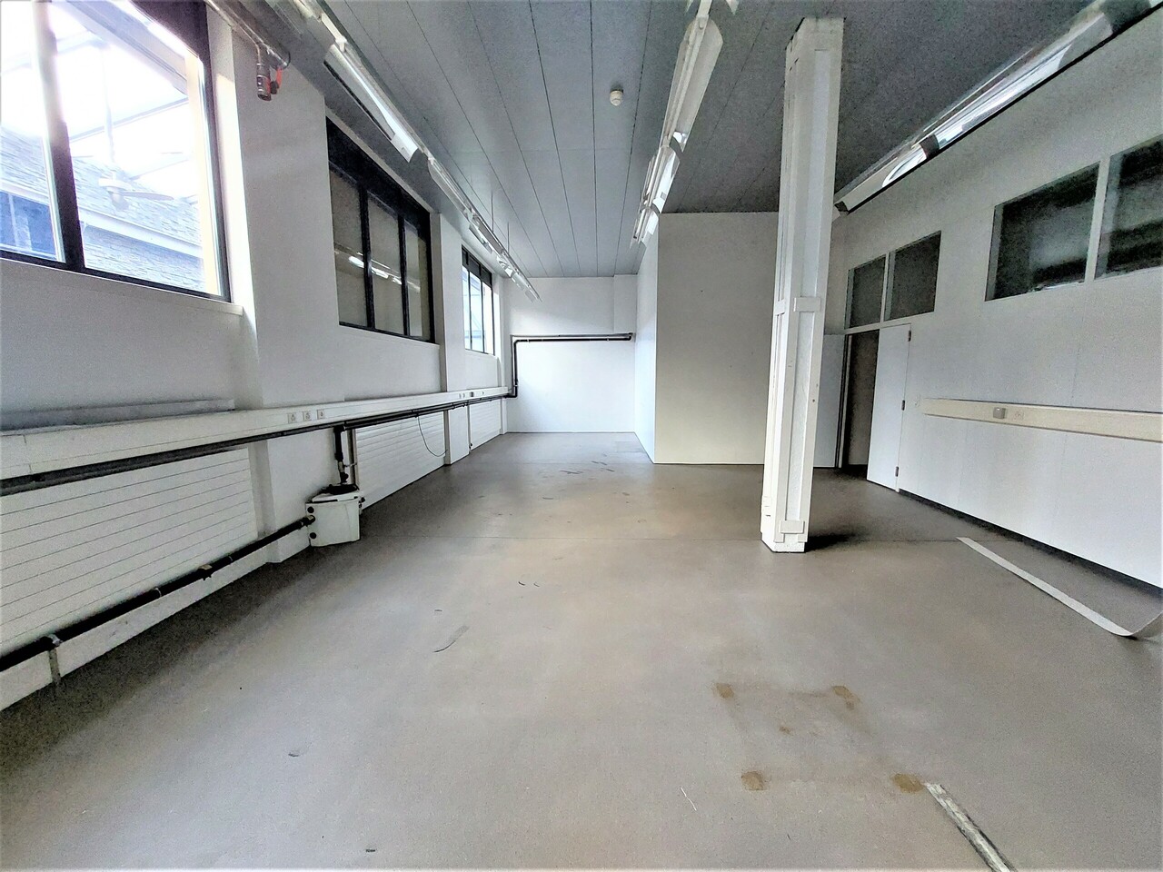 128m² storage room