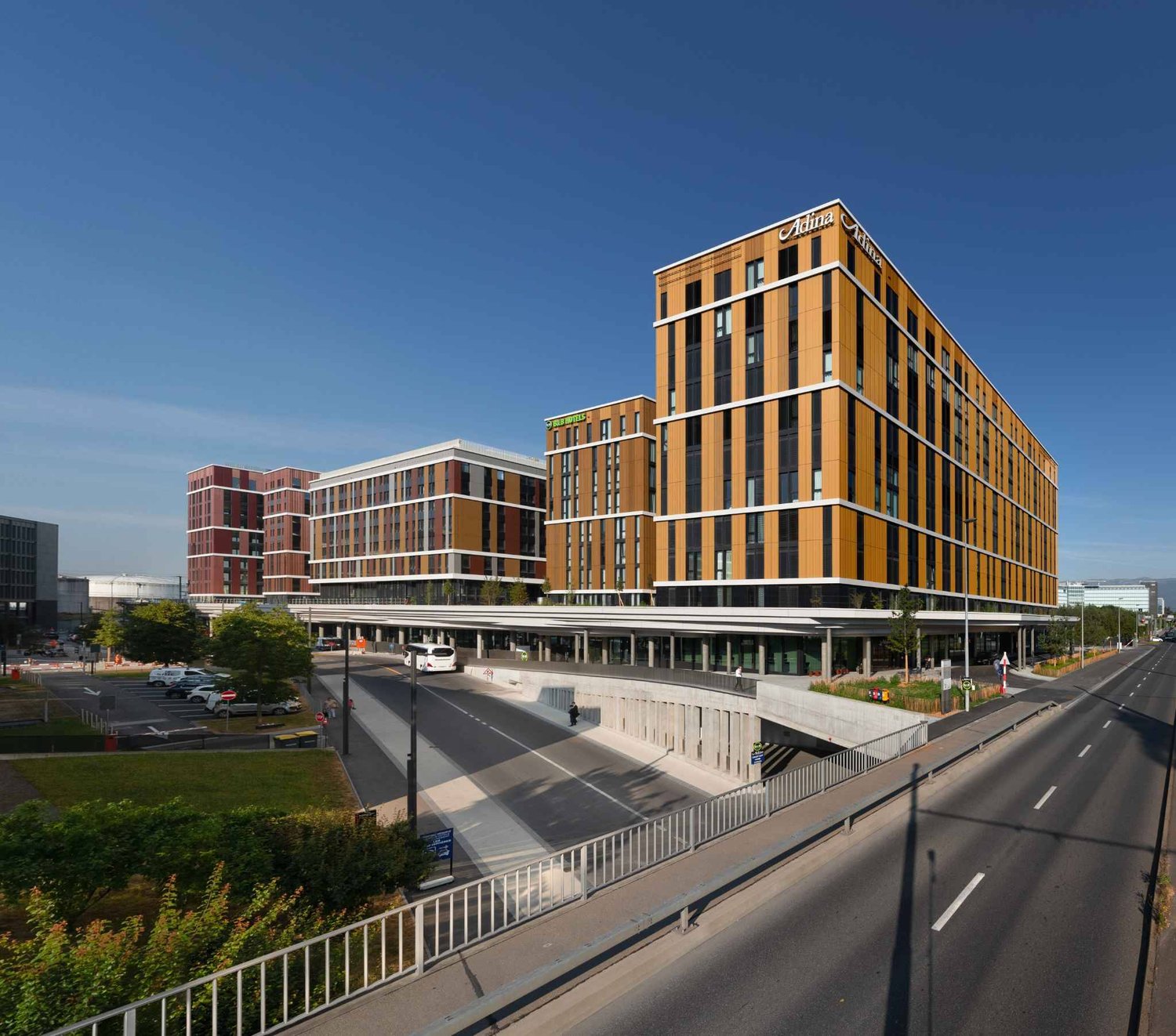 422m² office