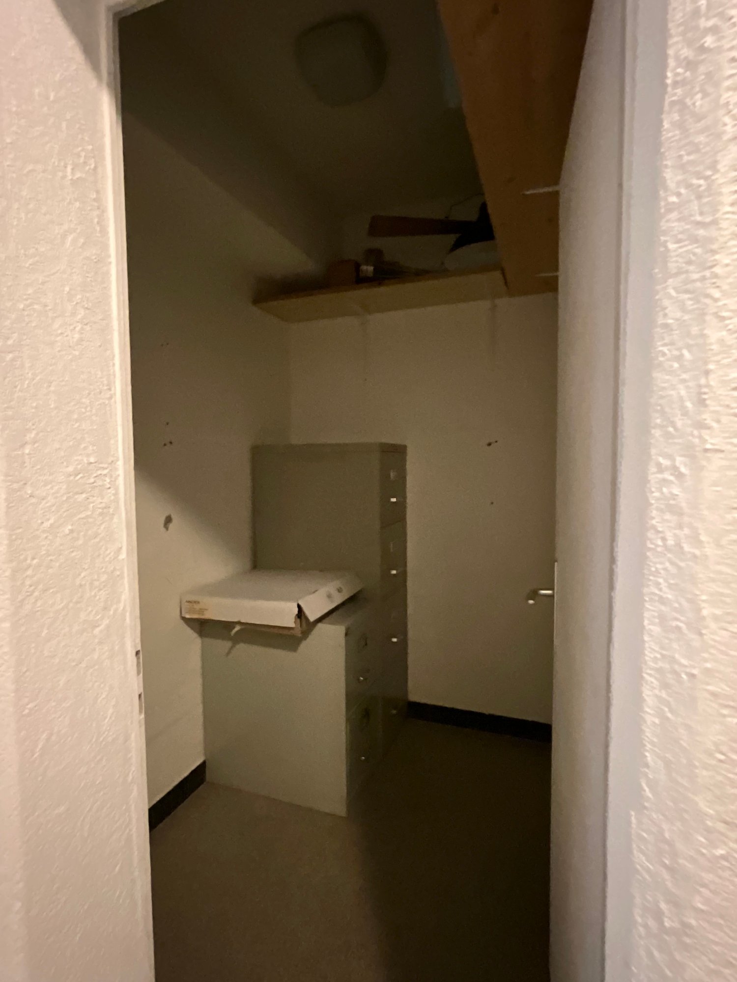 Büro

Gelegen in Préverenges 4, 1026 Denges, bietet diese geräumige Gewerbefläche von ca. 120 m² eine grosse, helle Fläche, ideal für Büros oder eine gewerbliche Tätigkeit.

Die Fläche profitiert von einer ausgezeichneten Erreichbarkeit dank direktem Zugang zum Warenlift, was Lieferungen und den Tra
