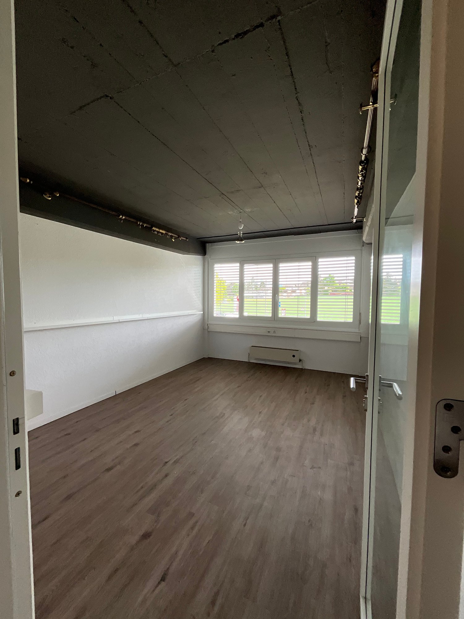 Büro

Gelegen in Préverenges 4, 1026 Denges, bietet diese geräumige Gewerbefläche von ca. 120 m² eine grosse, helle Fläche, ideal für Büros oder eine gewerbliche Tätigkeit.

Die Fläche profitiert von einer ausgezeichneten Erreichbarkeit dank direktem Zugang zum Warenlift, was Lieferungen und den Tra