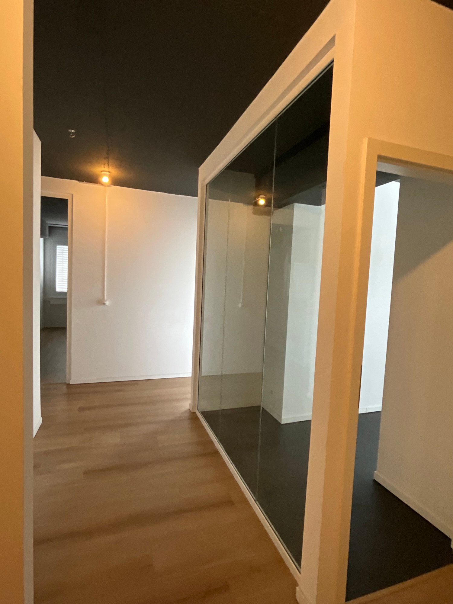 Büro

Gelegen in Préverenges 4, 1026 Denges, bietet diese geräumige Gewerbefläche von ca. 120 m² eine grosse, helle Fläche, ideal für Büros oder eine gewerbliche Tätigkeit.

Die Fläche profitiert von einer ausgezeichneten Erreichbarkeit dank direktem Zugang zum Warenlift, was Lieferungen und den Tra