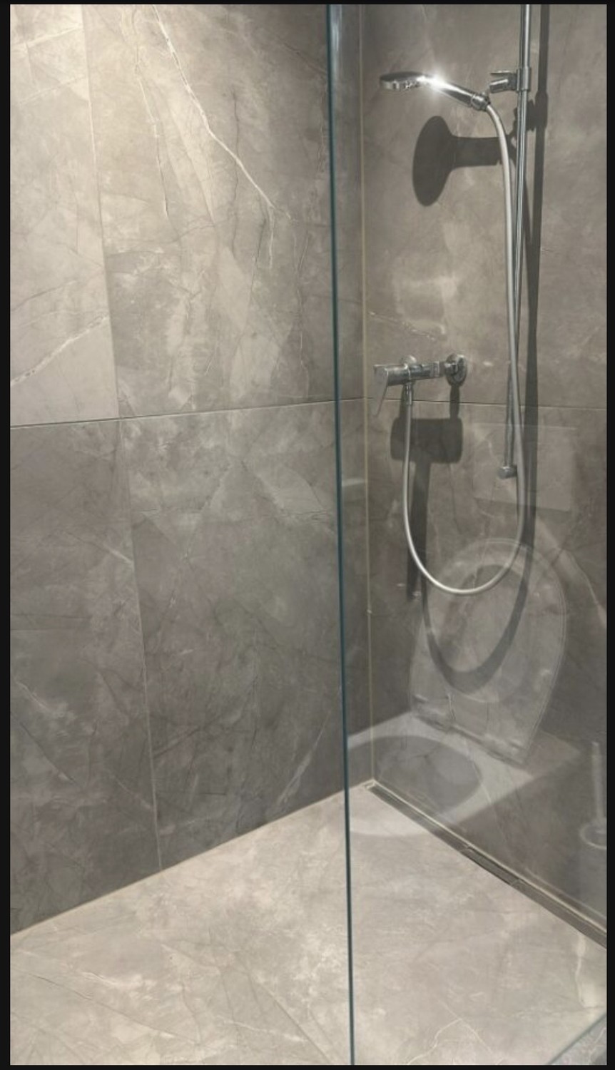 Appartement de 2 ½ pièces

Lit avec matelas, canapé, armoire et meuble à chaussures à vendre