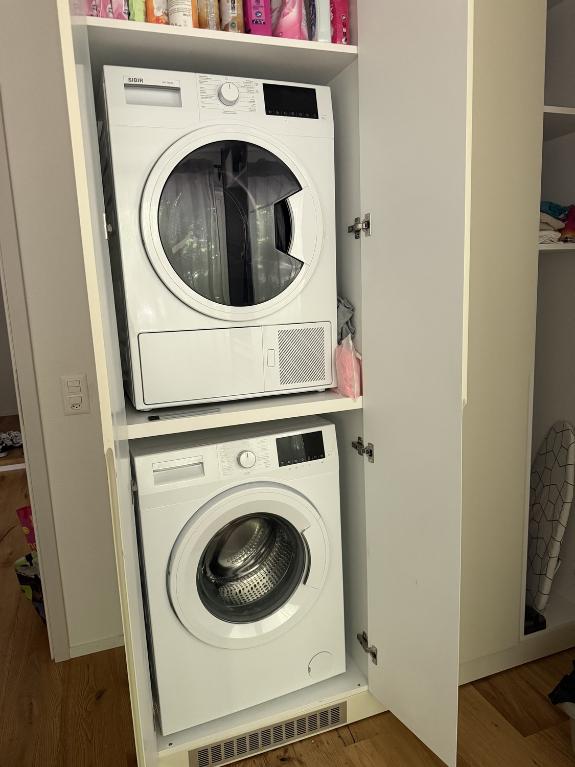 Appartement de 2 ½ pièces

Lit avec matelas, canapé, armoire et meuble à chaussures à vendre