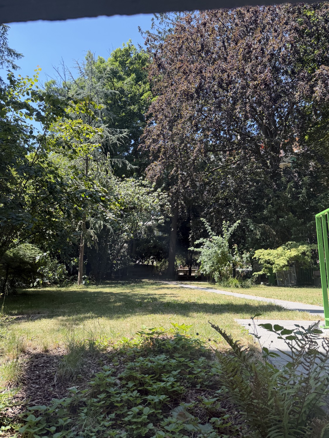 Appartement de 2 ½ pièces

Lit avec matelas, canapé, armoire et meuble à chaussures à vendre