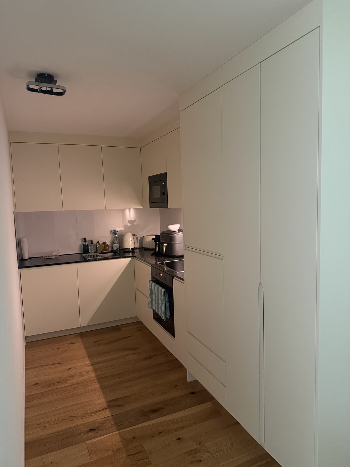 Appartement de 2 ½ pièces

Lit avec matelas, canapé, armoire et meuble à chaussures à vendre