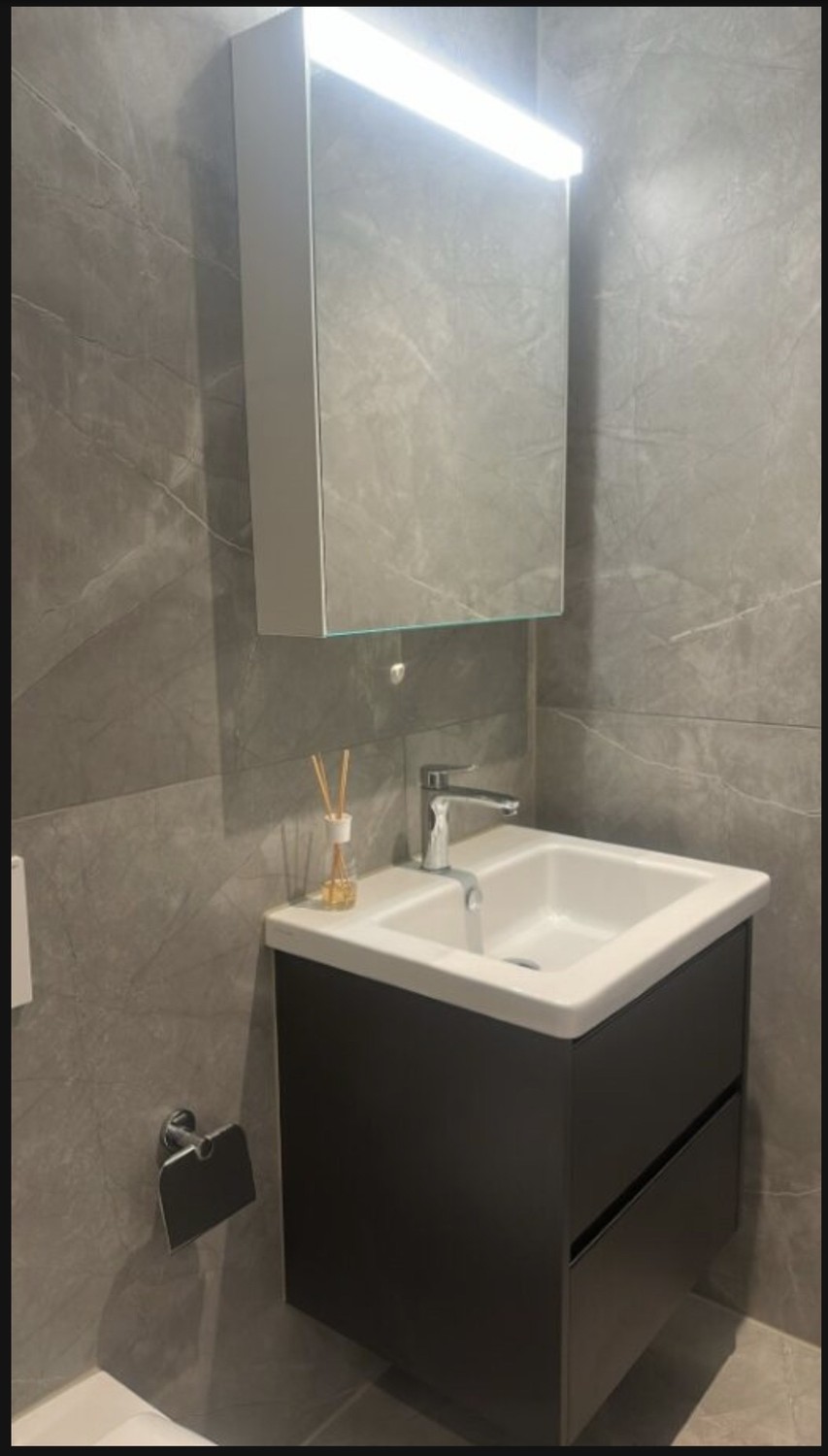 Appartement de 2 ½ pièces

Lit avec matelas, canapé, armoire et meuble à chaussures à vendre