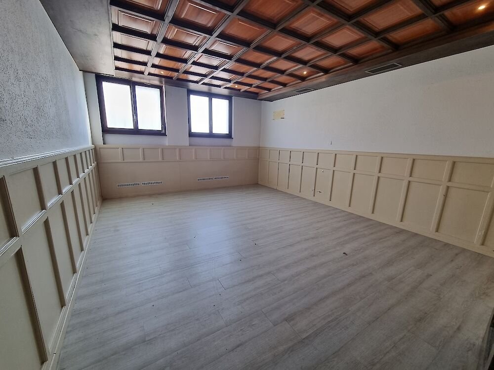 150m² commercial