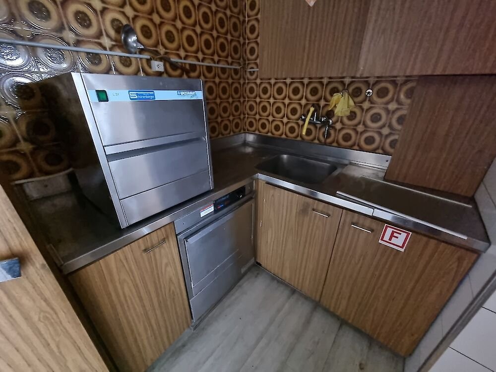 150m² commercial